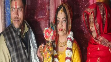 Photo of कान्हा बने दूल्हा, गुंजन को पहनाई वरमाला; कृष्ण भक्ति में लीन युवती ने कन्हैया संग रचाई शादी