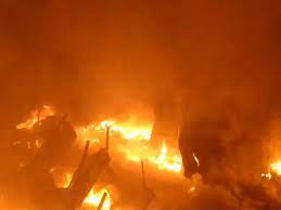 Photo of रामपुर : अचानक एक कबाड़ के गोदाम में लगी भीषण आग…