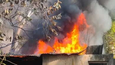 Photo of अलीगढ़ में शार्ट सर्किट से पांच घरों में लगी आग, चार गैस सिलेंडर फटे; मची अफरा-तफरी
