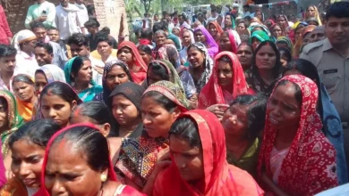 Photo of गरीबी जो न करा दे…आजमगढ़ में दाह संस्कार के शव जाते समय रोती बिलखती महिलाएं