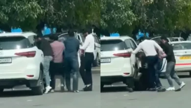 Photo of नोएडा में बीच चौराहे युवक को कार से खींचकर लात-घूंसों से पीटा
