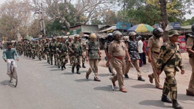 Photo of पुलिस व पैरामिलिट्री फोर्स गांव में किया पैदल मार्च