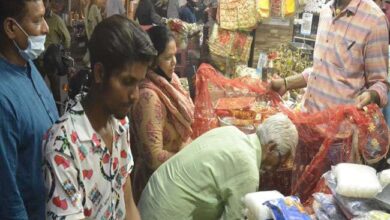 Photo of नवरात्र को लेकर देहरादून के बाजार में उमड़ी भीड़, दुकानदारों के खिले चेहरे