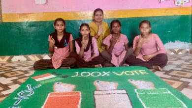 Photo of परिषदीय स्कूल के बच्चों ने रंगोली बनाकर दिया मतदान करने का संदेश