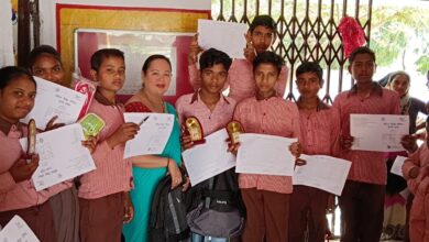 Photo of परीक्षाफल और पुरस्कार पाकर खुश हुए परिषदीय स्कूल के बच्चे