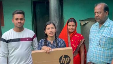 Photo of सुपर स्टार खेसारीलाल यादव ने बिहार की दसवीं की परीक्षा में तीसरा स्थान लाने वाली पलक कुमारी को दिया लैपटॉप