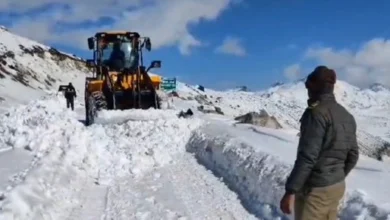 Photo of बर्फ में फंसे 35 वाहनों को सीमा सड़क संगठन के जवानों ने सुरक्षित निकाला