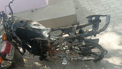 Photo of अज्ञात पिकअप वाहन ने बाइक सवार को मारी टक्कर, युवक गंभीर. बाइक जलकर हुई खाक