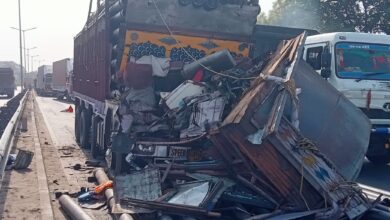 Photo of वाराणसी : मोहनसराय हाईवे पर खड़ी ट्रेलर के पीछे घुसी ट्रक, चालक की मौत