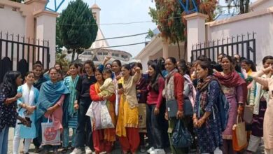 Photo of गौरा देवी कन्यादान योजना का लाभ न मिलने को लेकर छात्राओं ने किया प्रदर्शन
