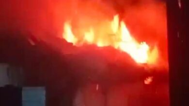Photo of सनकी युवक ने अपने ही घर में पेट्रोल डालकर लगाई आग, बुझाने पर किया पथराव