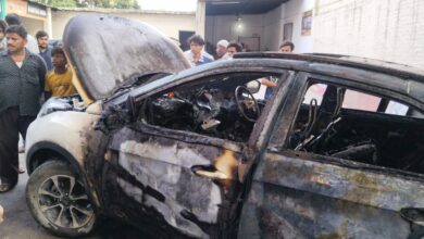 Photo of रिपेयरिंग के लिए आई कार में लगी आग, लैपटॉप भी जला