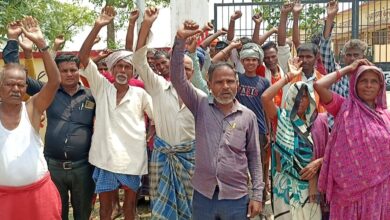 Photo of “स्वास्थ्य विभाग जाग जाओ” का नारा लगाते हुए ग्रामीणों ने किया प्रदर्शन