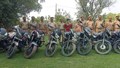 Photo of चोरी की 11 मोटरसाईकिल के साथ दो गिरफ्तार