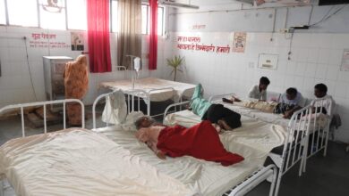 Photo of गर्मी से जिला अस्पताल में बढ़े मरीज, भर्ती वार्ड के बरामदे में डाले गए बेड
