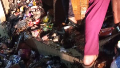Photo of व्यापारी की दुकान में शार्ट सर्किट से लगी आग, लाखों की दवा जलकर राख