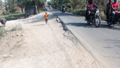 Photo of यादव चौराहा से अलीनगर सरौरा मार्ग को ध्वस्त कर रहे मिक्सर प्लांट के गिट्टी मौरंग से भरे ओवरलोड डंपर