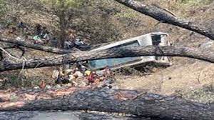 Photo of यात्रियों से भरी बस खाई में समाई; सात लोगों के मरने की आशंका