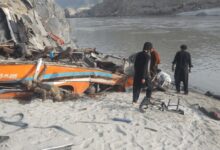 Photo of पाकिस्तान में बस पलटकर सिंधु नदी के तट पर गिरी, 20 की मौत