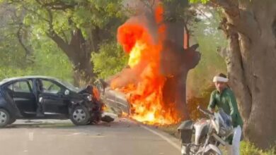 Photo of खरगूपुर मार्ग पर आमने-सामने हुई भिड़ंत के बाद आग में जली दो कारें व मौके पर मौजूद लोग
