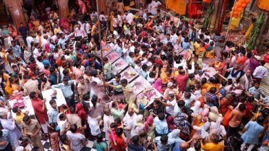 Photo of बांकेबिहारी मंदिर के अंदर श्रद्धालुओं की बढी भीड़