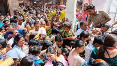 Photo of बांकेबिहारी जी के मंदिर में उमड़ी भक्तों की भीड़