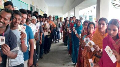 Photo of नौसढ़ में स्थित मतदान केंद्र पर मतदान करने के लिए लगी मतदाताओं की भीड़