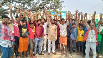 Photo of लवे क्रासिंग की मांग पूरा न होने पर रसूलपुर के ग्रामीणों ने किया चुनाव बहिष्कार