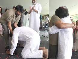 Photo of आंध्र प्रदेश में कैबिनेट मंत्री पद की शपथ लेने के बाद पवन कल्याण ने भाई चिरंजीवी के छूए पैर