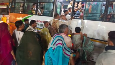 Photo of रोडवेज बस स्टैंड में लगा यात्रियों का मेला, गंगा स्नान जाने को नहीं मिली बसें