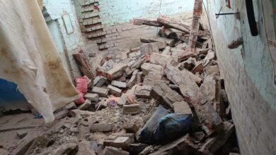 Photo of भरभरा कर गिरी जर्जर मकान की छत, मलबे में दबकर एक परिवार घायल