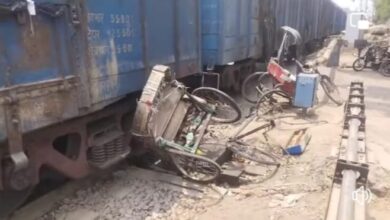 Photo of बंद रेलवे क्रासिंग को पार करते दो रिक्शा क्षतिग्रस्त