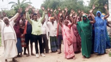 Photo of सामुदायिक शौचालय पर लटकते ताले से नाराज ग्रामीणों का प्रदर्शन