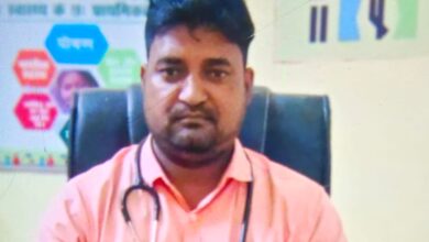 Photo of सामुदायिक स्वास्थ्य केंद्र चरदा के डॉक्टर आरपी सिंह पर सांप काटे वृद्ध से दवा के नाम पर पैसे लेने का लगा आरोप