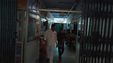 Photo of जिला अस्पताल की गुल हुई बिजली, उमस भरी गर्मी में जूझे मरीज
