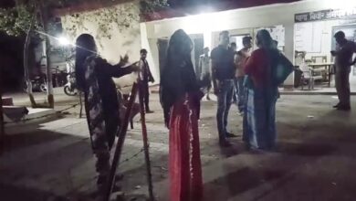 Photo of चोरी का खुलासा न होने पर किन्नरों का थाना बिवांर में हंगामा, ताली बजाकर किया प्रदर्शन