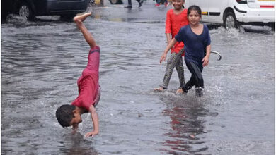 Photo of दिल्ली के कई इलाकों में बारिश से मौसम हुआ खुशनुमा