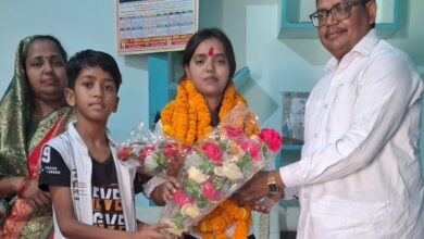 Photo of बदायूं की छात्रा करिश्मा भारती ने नीट की परीक्षा उत्तीर्ण कर क्षेत्र में माता-पिता का नाम किया रोशन