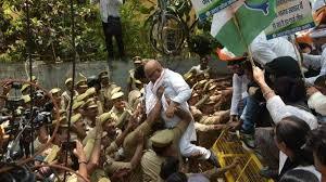 Photo of विधानसभा के सामने कांग्रेसियों ने किया प्रदर्शन ,अजय राय को पुलिस ने लिया हिरासत में