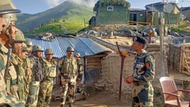 Photo of बीएसएफ कश्मीर के महानिरीक्षक ने बांदीपोरा की नियंत्रण रेखा के पास परिचालन तैयारियों की समीक्षा की