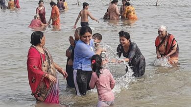 Photo of अनूपशहर में मंदिरों तक पहुंचने को पानी के बीच से निकले श्रद्धालु