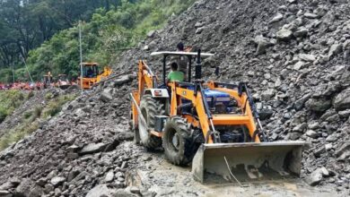 Photo of उत्तरकाशी में मलबा आने से गंगोत्री हाईवे बंद, यात्री और कांवड़ियों के वाहनों की लगी लंबी लाइन