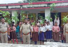 Photo of वन महोत्सव के अवसर पर स्कूली बच्चों और ग्रामीणों को वितरित किए गए फलदार पौधे