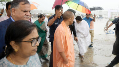 Photo of भारी बारिश के बीच मुख्यमंत्री योगी पहुंचे हाथरस