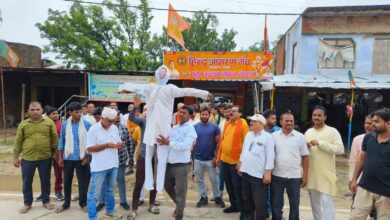 Photo of हिंदुओ पर अभद्र टिप्पणी के विरोध में हिंदू जागरण मंच के कार्यकर्ताओं ने राहुल गांधी का पुतला फूंका
