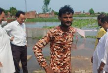 Photo of प्रधान प्रतिनिधि ने बाढ़ में फंसे ग्रामीणों को बाटी राहत सामग्री