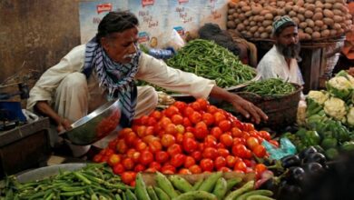Photo of बारिश के बीच महंगी हुई सब्जियां, टमाटर सौ रुपये के पार, आलू- प्याज के दाम भी आसमान पर