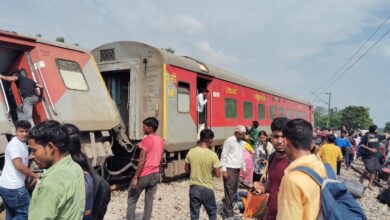 Photo of  UP के Gonda में बड़ा ट्रेन हादसा..डिब्रूगढ़ एक्सप्रेस पटरी से उतरी , बचाव कार्य जारी…