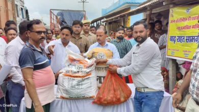 Photo of बाढ़ पीड़ितों को डीएम ने वितरण की खाद्य सामग्री