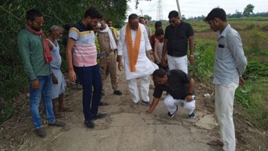Photo of ग्रामीणों की शिकायत पर विधायक ने संपर्क मार्ग का किया निरीक्षण